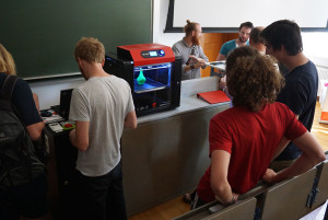 Studierende erleben einen 3D-Druckprozess in Aktion.
