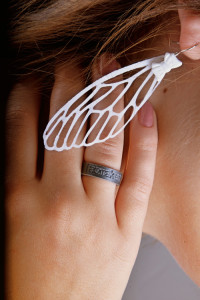 3D-gedruckter Libellenflügel-Ohrring.