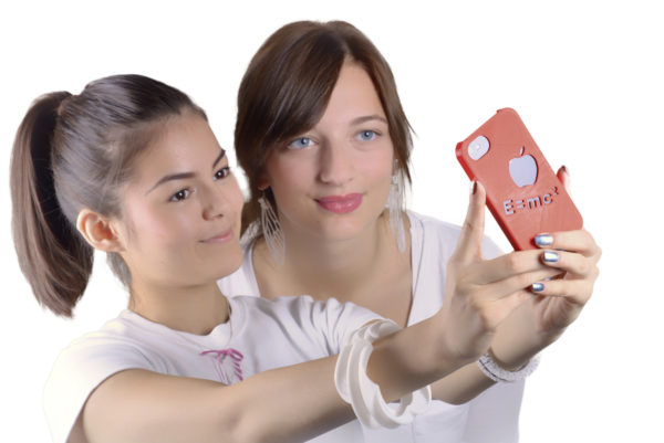 Zwei Frauen machen ein Selfie.